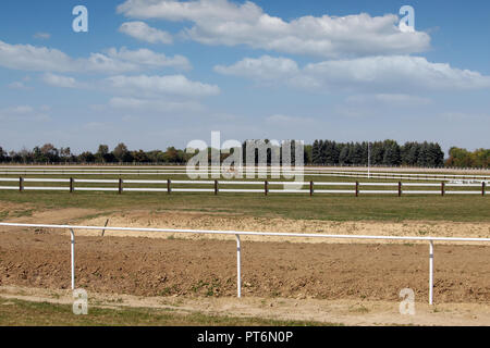Hippodrome horse racing area con erba verde e bianco paesaggio recinzioni Foto Stock