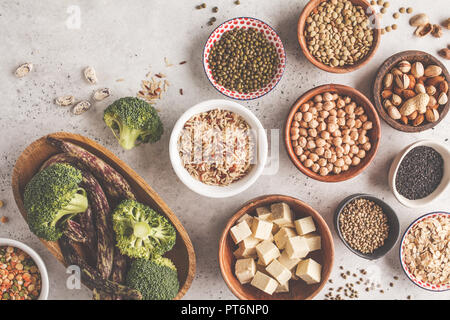 Vegan fonte proteica. Il tofu, fagioli, ceci, noci e semi su uno sfondo bianco, vista dall'alto, copia dello spazio. Una sana alimentazione vegetariana concetto. Foto Stock