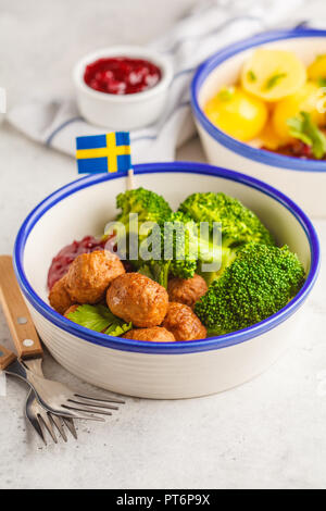 Tradizionale svedese con polpette di broccoli patate bollite e salsa di mirtilli. I piatti svedesi concetto. Foto Stock