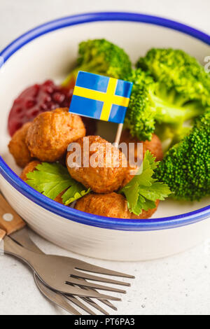 Tradizionale svedese con polpette di broccoli patate bollite e salsa di mirtilli. I piatti svedesi concetto. Foto Stock