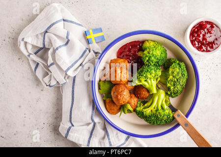 Tradizionale svedese con polpette di broccoli patate bollite e salsa di mirtilli. I piatti svedesi concetto. Foto Stock