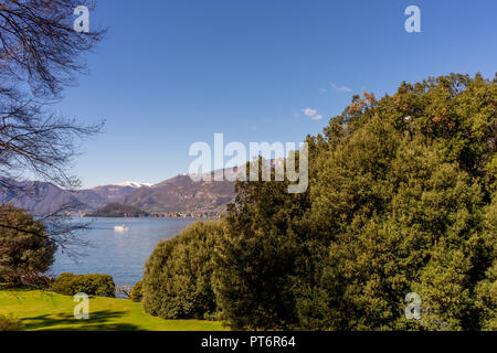 L'Europa, Italia, Bellagio Lago di Como, un grande corpo di acqua circondato da alberi Foto Stock