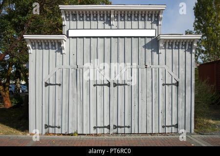 Vecchio edificio in legno di stile occidentale con cartello bianco Foto Stock