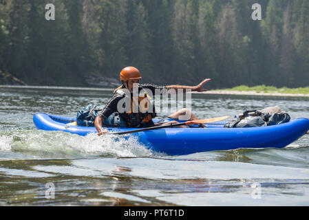 Navigare in un'onda in un kayak gonfiabili sull'Idaho Selway River. Foto Stock