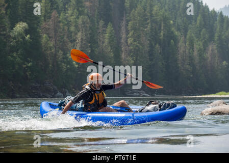 Navigare in un'onda in un kayak gonfiabili sull'Idaho Selway River. Foto Stock