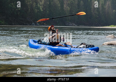 Navigare in un'onda in un kayak gonfiabili sull'Idaho Selway River. Foto Stock
