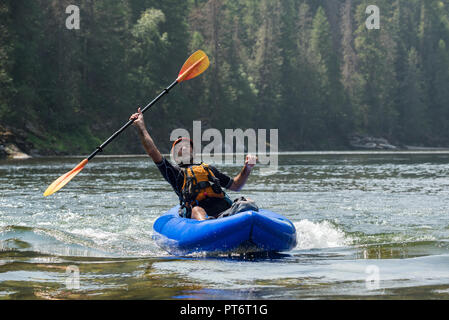 Navigare in un'onda in un kayak gonfiabili sull'Idaho Selway River. Foto Stock