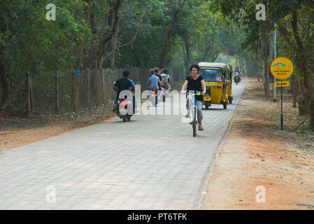 AUROVILLE, INDIA - Auroville road nel centro della città Foto Stock