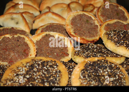 Un assortimento di libanesi cibo cotto, spinaci torte, uomo"oushe con zaatar e carni macinate pizzette. Foto Stock