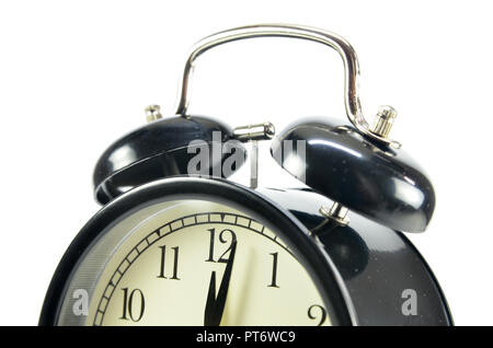 Colore nero orologio sveglia su sfondo bianco Foto Stock