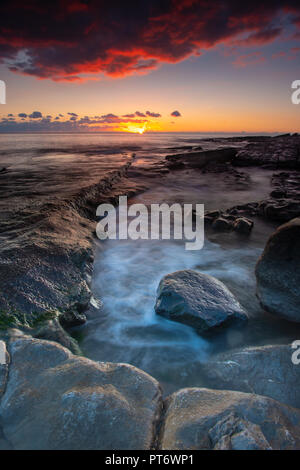 Tramonto al Dunraven Bay nel Galles del Sud, Regno Unito Foto Stock