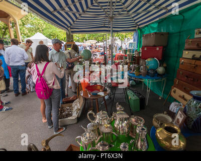 La gente visita il mercato delle pulci in città vecchia Foto Stock