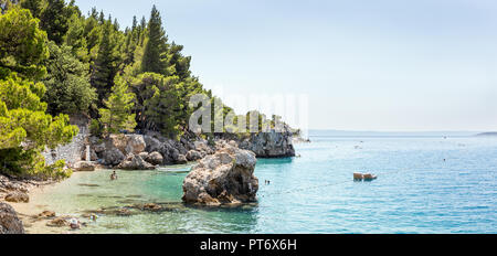 BRELA, Croazia - Luglio 20, 2018: turisti rilassarsi sulla meravigliosa spiaggia di Brela, bellissimo Mar Mediterraneo in Croazia Foto Stock