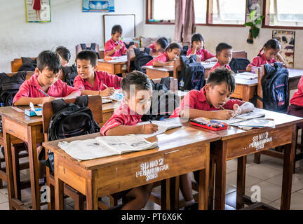 BALI, Indonesia - 25 Aprile 2018: giovani allievi felici balinese indossa abiti di scuola a studiare presso la scuola primaria sull isola di Bali, Indonesia Foto Stock