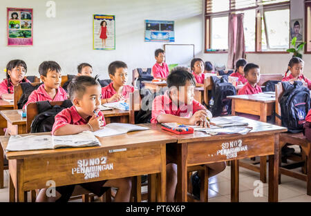 BALI, Indonesia - 25 Aprile 2018: giovani allievi felici balinese indossa abiti di scuola a studiare presso la scuola primaria sull isola di Bali, Indonesia Foto Stock