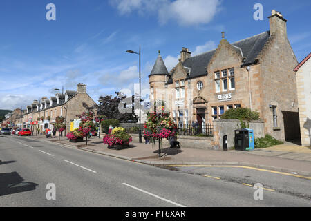 Negozi di High Street in Alness, Ross and Cromarty, Scotland, Regno Unito Foto Stock