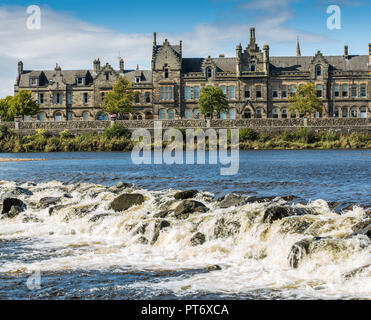 Il fiume Tay in esecuzione attraverso la città di Perth in Scozia, Regno Unito Foto Stock