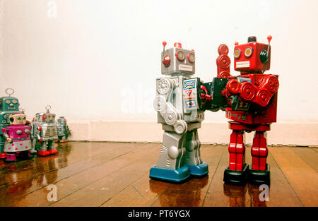 Due robot vintage di lotta che sul vecchio pavimento fooden Foto Stock