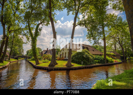 Tipico villaggio olandese di Giethoorn in Paesi Bassi Foto Stock