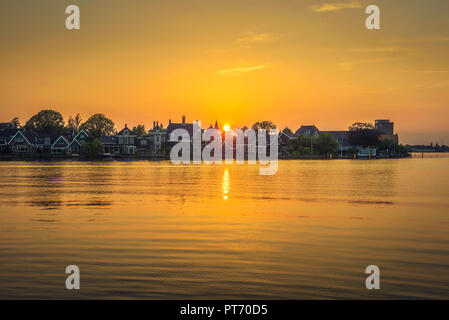 Il tramonto sopra il bellissimo villaggio di Zaanse Schans in Olanda Foto Stock