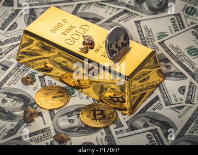 Barra color oro e cryptocurrency sullo sfondo di dollari Foto Stock