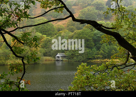 Il Boathouse su Rydal acqua nel Parco nazionale del Lake District Cumbria a inizio autunno Foto Stock