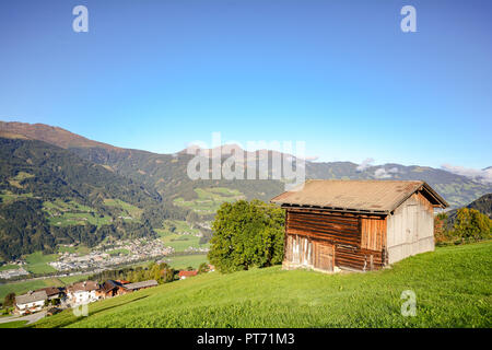 Pascolo alpino escursione di un vecchio fienile in legno con prato di montagna nelle Alpi austriache, Zillertal Austria Foto Stock