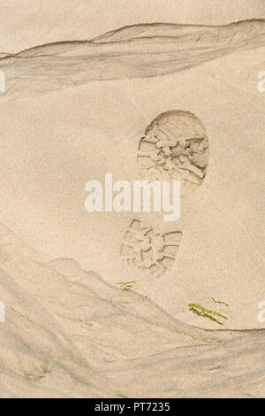 Footprint / boot stampa in umido spiaggia sabbiosa. Leave no trace metafora. Foto Stock