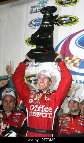 Carl Edwards celebra vincendo la Sprint Cup Ford 400 in corsia di vittoria a Homestead-Miami Speedway a Homestead, Florida il 16 novembre 2008. Foto Stock