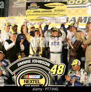 Jimmie Johnson celebra il vincitore 2007 NASCAR Nextel Cup Championship, dopo aver terminato la settima in Nextel Cup Ford 400 a Homestead-Miami Speedway a Homestead, Florida il 18 novembre 2007. Foto Stock