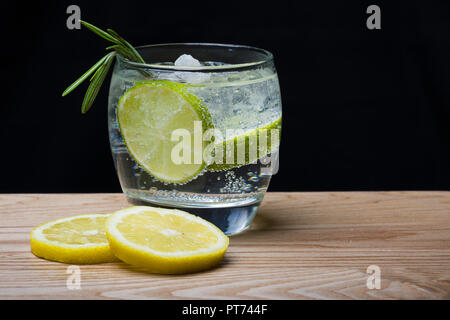 Bevanda rinfrescante con limone e calce Foto Stock