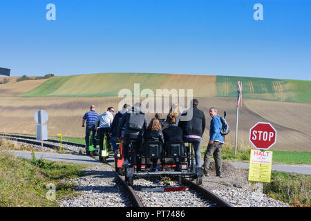 Ernstbrunn: turisti a draisina, binario ferroviario, parco naturale "Leiser Berge' nel Weinviertel, Niederösterreich, Austria Inferiore, Austria Foto Stock