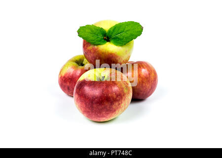 Mela matura con foglia verde Foto Stock