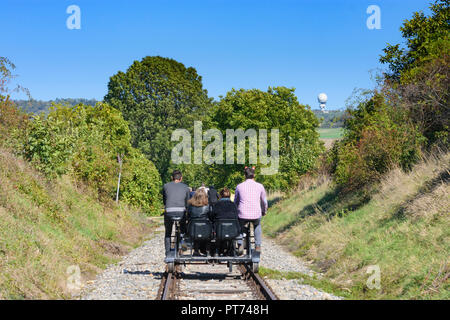 Ernstbrunn: turisti a draisina, binario ferroviario, parco naturale "Leiser Berge' nel Weinviertel, Niederösterreich, Austria Inferiore, Austria Foto Stock