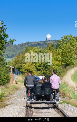 Ernstbrunn: turisti a draisina, binario ferroviario, parco naturale "Leiser Berge' nel Weinviertel, Niederösterreich, Austria Inferiore, Austria Foto Stock