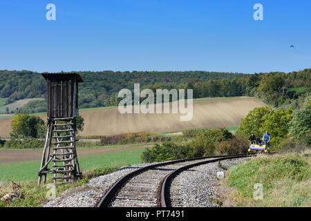 Ernstbrunn: turisti a draisina, binario ferroviario, parco naturale "Leiser Berge' nel Weinviertel, Niederösterreich, Austria Inferiore, Austria Foto Stock