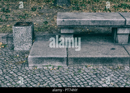 Berlino, Germania, Ottobre 06, 2018: Close-Up del banco di pietra in posizione di parcheggio Foto Stock