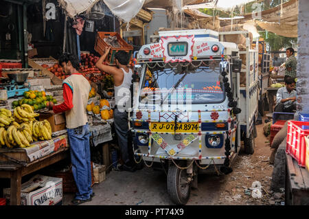 Colorato tuk tuk attraverso la platea nelle strette strade di affollati e mercato popolare di Bikaner Foto Stock