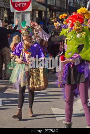 Asheville, North Carolina, Stati Uniti d'America - 7 Febbraio 2016: vivaci donne in costume in Asheville Mardi Gras Parade buttare in plastica colorata perline waiti Foto Stock