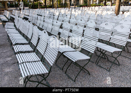 Baden-Baden, nella Foresta Nera, sedie bianche, sedie in fila nei giardini del centro termale del concerto shell, Foto Stock