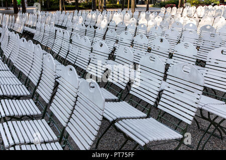 Baden-Baden, nella Foresta Nera, sedie bianche, sedie in fila nei giardini del centro termale del concerto shell, Foto Stock