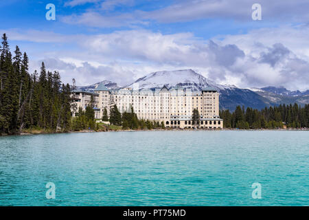 Il Lago Louise, AB, Canada - Giugno 2018: un ampio angolo di visione del Fairmont Chateau Lake Louise hotel con montagne innevate sullo sfondo e la em Foto Stock