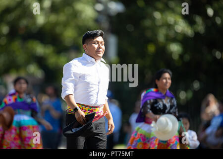 Washington, Stati Uniti d'America - 29 Settembre 2018: La Fiesta DC Parade, uomo peruviano indossando abiti tradizionali danicng durante la sfilata Foto Stock