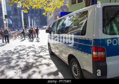Colonia, Germania, ottobre 2018: auto della polizia e gente che passeggia nella piazza di fronte a Colonia della casa. Colonia, l'ingresso alla stazione centrale. Foto Stock