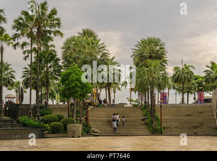 PATTAYA,THAILANDIA - Aprile 29,2018: Festival centrale questa è la zona esterna del centro commerciale in direzione di Beachroad.Central Festival è una b Foto Stock