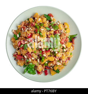 Di zucca e quinoa salad isolato Foto Stock