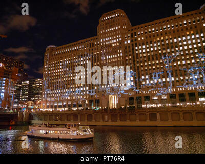 L'arte al Mart. Digital projectiion arte sulla facciata del Merchandise Mart, Chicago, Illinois. Foto Stock