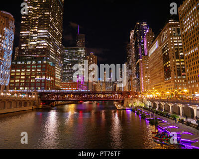 Chicago River vista notturna a est da Franklin Street Bridge. Kayakers a destra. Foto Stock