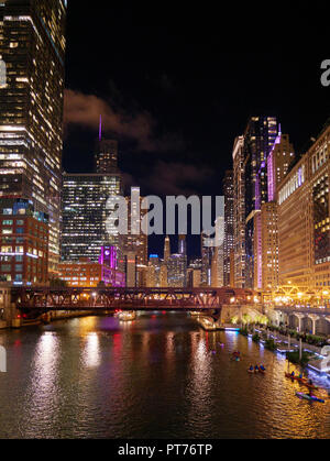 Chicago River vista notturna a est da Franklin Street Bridge. Kayakers a destra. Foto Stock