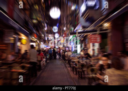 Movimento sfocate immagini di persone a camminare su una strada in Taksim /Beyoglu zona di notte a Istanbul. La posizione è una vivace vita notturna, i negozi e i ristoranti di dist Foto Stock